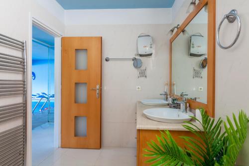 海若克利欧WhiteBlue Spa Villa, By IdealStay Experience的浴室设有2个水槽和镜子