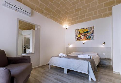 法维尼亚纳Nà Nonna Affittacamere的酒店客房,设有两张床和一张沙发