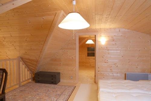 那须盐原市コテージ　チャオ的小木屋内的卧室配有床