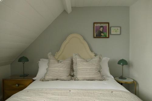 阿宾登DINCKLEY COURT Boutique Riverside Rooms的一间卧室配有带白色床单和枕头的床。