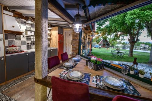 特里卡拉Traditional Guesthouse的一间带桌子和大窗户的用餐室