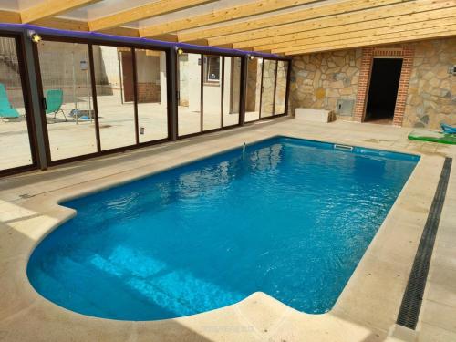 Vega de Santa MaríaCasa Rural Baños del Rey con piscina climatizada的一座带窗户的大型游泳池