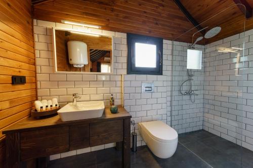 博德鲁姆Dolce Vita Luxury Bungalows的一间带水槽和卫生间的浴室