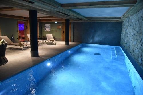 瓦勒迪泽尔Hotel MONT-BLANC VAL D'ISERE的一座大游泳池