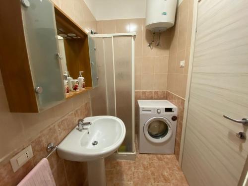 Leporano MarinaVilla Ducale的一间带水槽和洗衣机的浴室