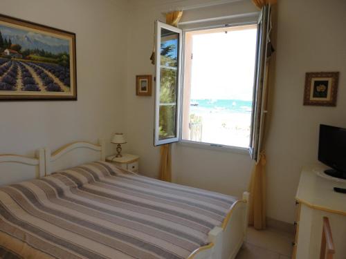 圣特罗佩Villa Playa del Sol - B1e1的一间卧室设有一张床和一个大窗户