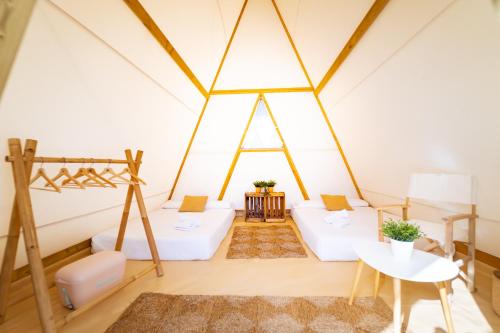 埃尔博斯克Kampaoh Grazalema的帐篷内带白色家具的房间