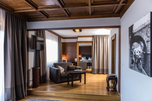 费尔德基兴努德尔巴彻兰迪伊尔酒店的客厅配有沙发和桌子