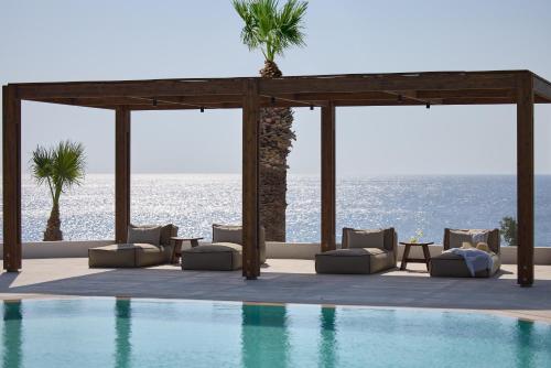 罗德岛卡利地亚Elissa Adults-Only Lifestyle Beach Resort的一个带躺椅的游泳池,享有海景