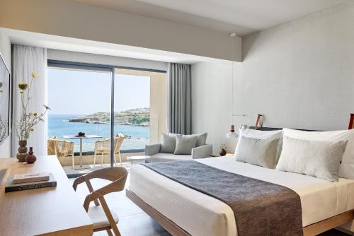 罗德岛卡利地亚Elissa Adults-Only Lifestyle Beach Resort的一间卧室配有一张床,享有海景