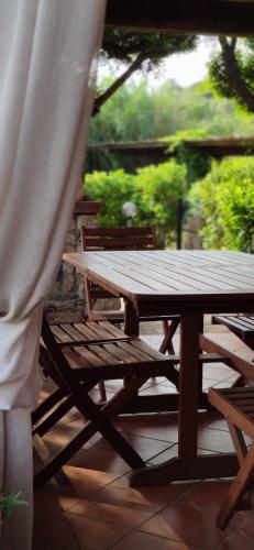 帕劳Sardinia82 Sunsetplace的庭院里的木餐桌和长凳