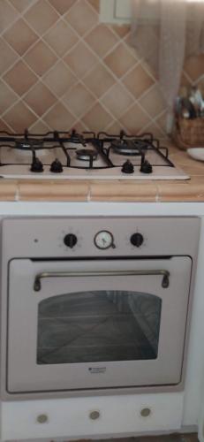 帕劳Sardinia82 Sunsetplace的厨房配有白色炉灶烤箱