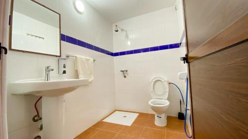 阿尤恩Hotel EL MARSA LA PLAYA的一间带水槽和卫生间的小浴室