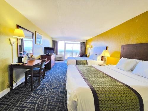 弗吉尼亚海滩Ocean Resort的酒店客房配有两张床和一张书桌