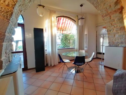 阿西西Assisi Garden Suite的客厅配有桌椅和窗户。