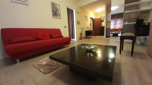丽都迪奥斯蒂亚la passeggiata的客厅配有红色沙发和茶几