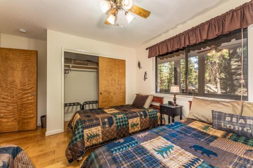费希坎普Yosemite Rendezvous的一间卧室设有两张床和窗户。