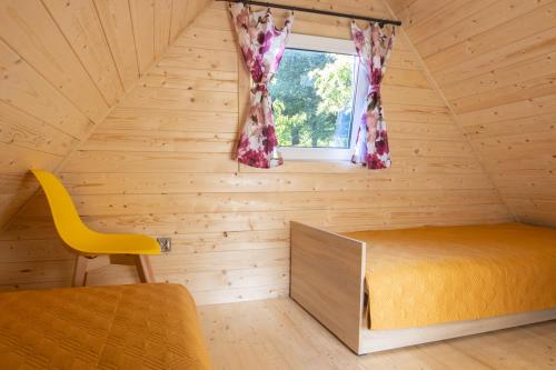斯克拉斯卡波伦巴Domek的一间卧室配有一张床,房间设有窗户