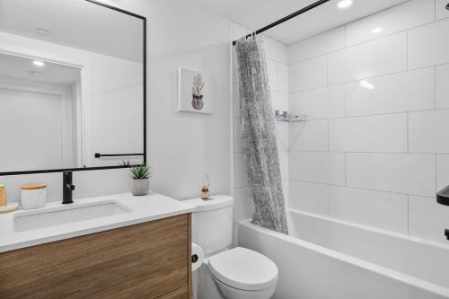 基洛纳Brand New Luxury Downtown Near the Beach #15的白色的浴室设有卫生间和水槽。