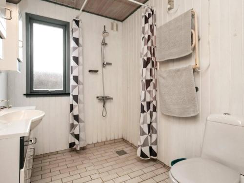 博恩瑟Holiday home Bogense XXXIII的一间带卫生间和淋浴的浴室