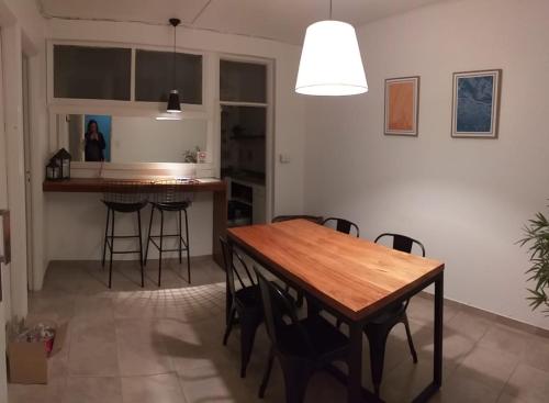 门多萨PUNTO COLON的厨房以及带木桌和椅子的用餐室。