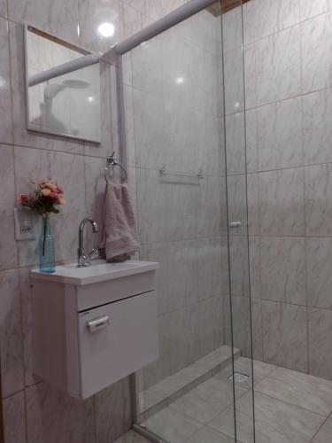 坎波斯杜若尔当Casa do Trem Suítes的带淋浴、水槽和镜子的浴室