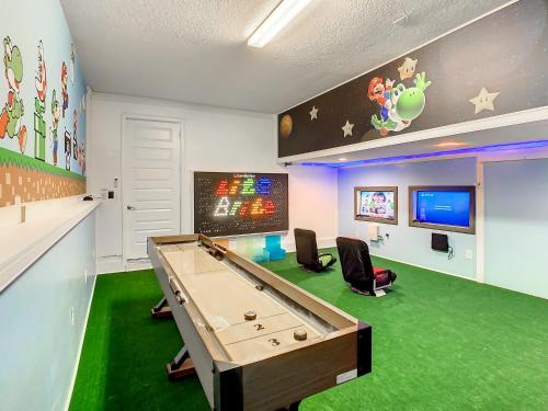 7 BDR Family Themed Home with Mario Games Room and Free Pool Heat内的一张台球桌