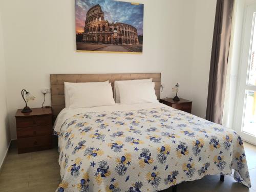 菲乌米奇诺un passo dal mare的一间卧室配有一张带花卉棉被的床
