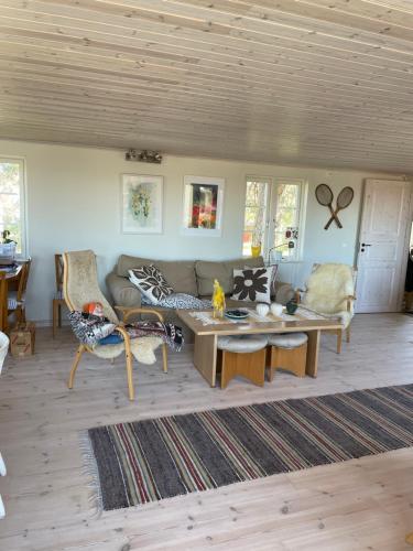 瓦尔贝里Klinten的客厅配有沙发和桌子
