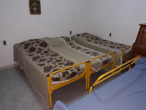SerramonacescaLa Casa di Serra的双床间设有2张单人床。