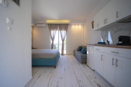 克里斯阿穆迪亚黄金景公寓的客房设有带一张床和一张沙发的厨房。