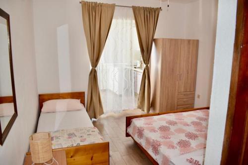 帕科坦Apartments Petar Maksan的一间卧室设有两张床和窗户。