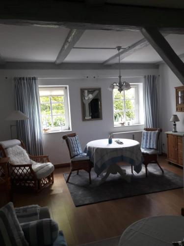 施特芬斯哈根Möwe的一间带桌椅和2扇窗户的客厅