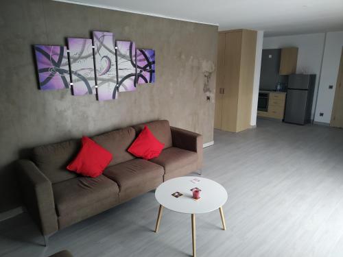 尼科西亚Modern Suite, XL balcony, parking的客厅配有沙发和桌子