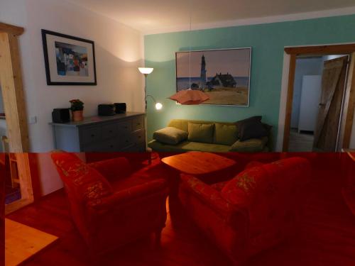 WangelsFerienhof - Rauhenberg的客厅配有沙发和桌子