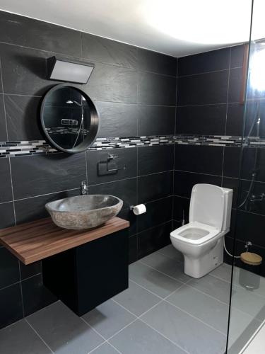 GalataMaria's Apartments 1的一间带水槽和卫生间的浴室