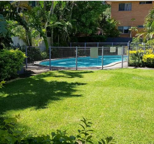 黄金海岸Villas Sienna Homestay的院子中游泳池周围的围栏
