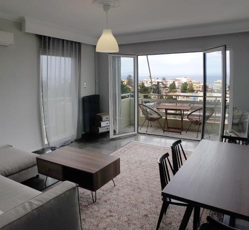 希俄斯Panoramic Apartment的客厅配有沙发和桌子