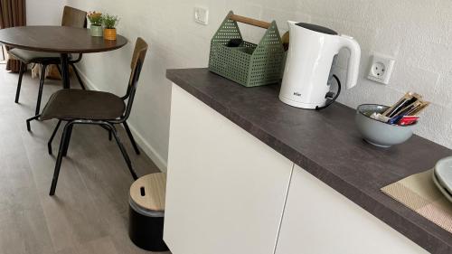 安斯艾厄Holiday Rooms Møllebo的厨房柜台配有搅拌机和桌子
