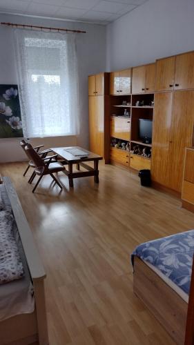 ZákányDráva Völgye Vendégház的一间客房内配有床和桌子的房间