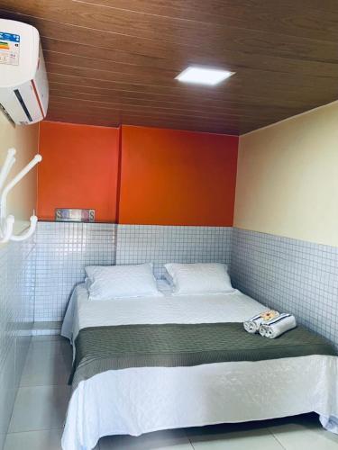 费尔南多 - 迪诺罗尼亚Casa Da Didda的橙色和蓝色的房间里一张小床