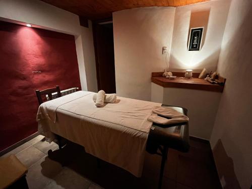 贝尔格拉诺将军镇Chalet Suisse Posada & SPA - Adults only的一间卧室配有带毛巾的床