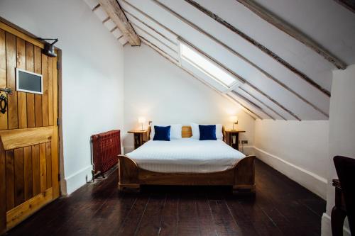 纳文贝林塔大厦酒店的一间卧室配有一张带蓝色枕头的床