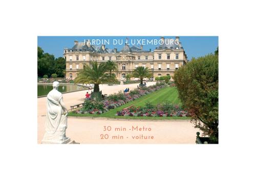 伊西莱穆利诺Cozy 2 pièces AUX PORTES DE PARIS !的一张带雕像的凡尔赛宫图