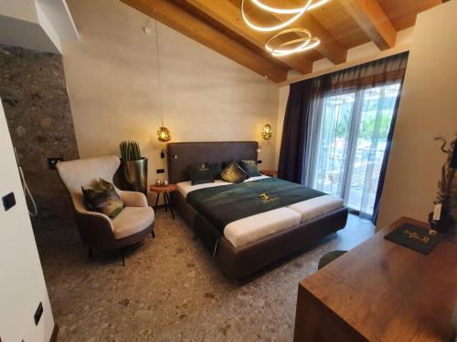 利莫内-苏尔加达Sibenbras Natural Aparthotel的一间卧室配有一张床、一张沙发和一把椅子