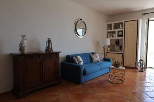 波佐利Terrazza Miracapri的客厅配有蓝色的沙发和镜子