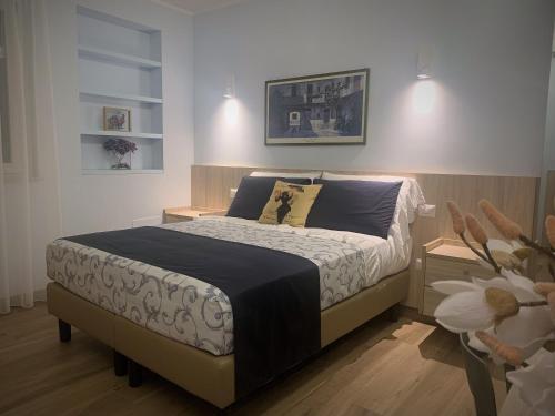 法诺Guest House Vagamondo的一间卧室配有一张带蓝色枕头的床。