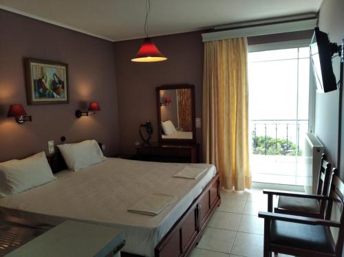 卢特拉艾季普苏Hotel Romantica的一间卧室设有一张大床和一个大窗户