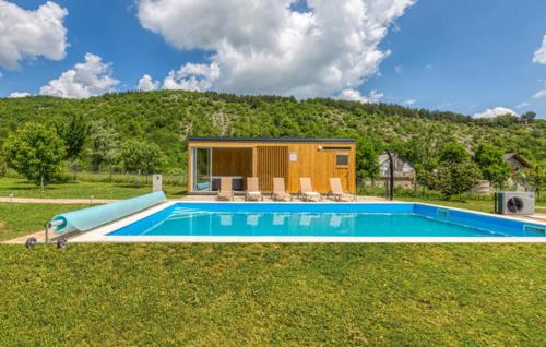 戈斯皮奇Manuela的草丛中带游泳池的小房子