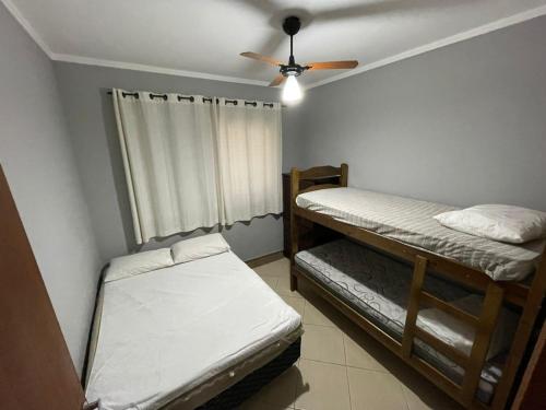 博伊图瓦Chácara em Boituva condomínio fechado的客房设有两张双层床和吊扇。
